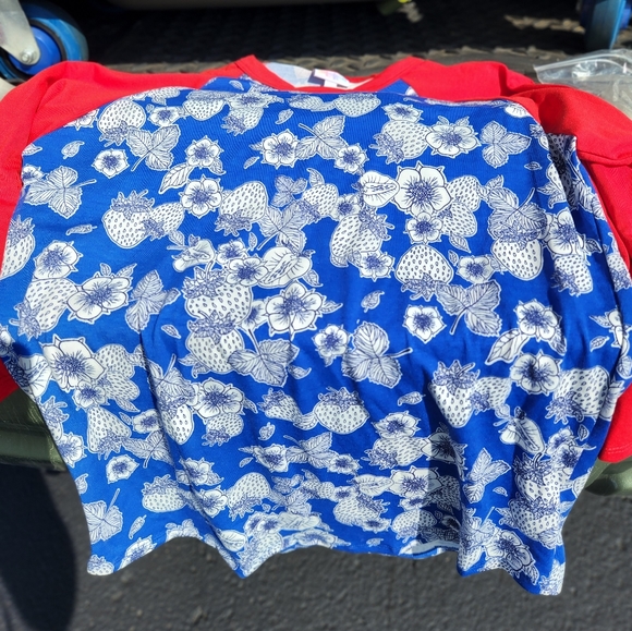 LuLaRoe Tops - NWT LuLaRoe Randy Strawberry Top